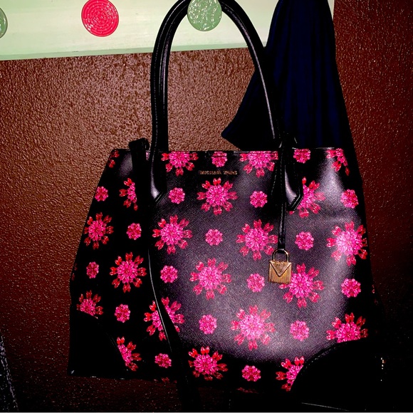 Micheal Kors purse - Picture 1 of 3